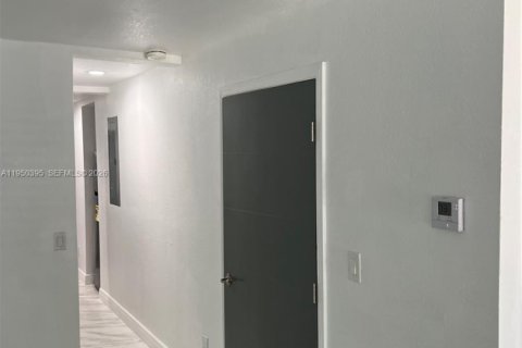 Снять в аренду виллу или дом в Майами, Флорида 1 спальня, 53.23м2, № 2006717 - фото 2