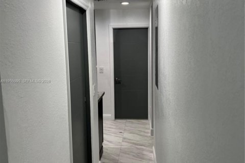 Снять в аренду виллу или дом в Майами, Флорида 1 спальня, 53.23м2, № 2006717 - фото 7