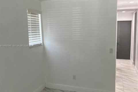 Снять в аренду виллу или дом в Майами, Флорида 1 спальня, 53.23м2, № 2006717 - фото 6