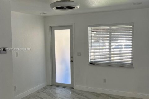 Снять в аренду виллу или дом в Майами, Флорида 1 спальня, 53.23м2, № 2006717 - фото 5