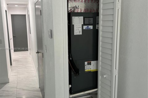 Снять в аренду виллу или дом в Майами, Флорида 1 спальня, 53.23м2, № 2006717 - фото 4