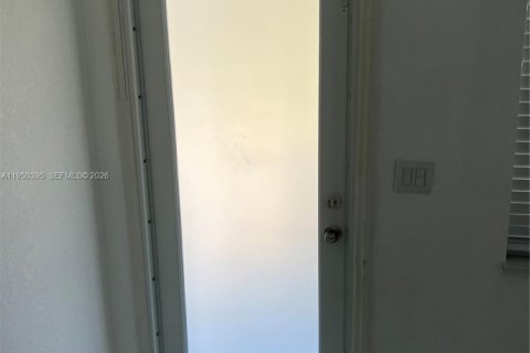 Снять в аренду виллу или дом в Майами, Флорида 1 спальня, 53.23м2, № 2006717 - фото 14