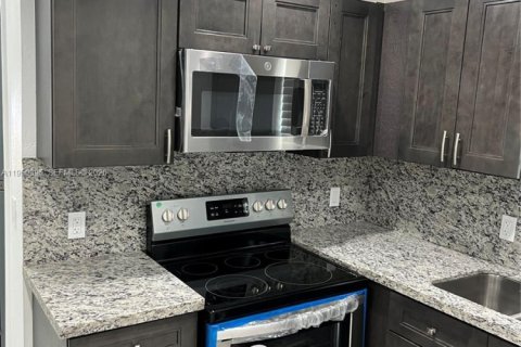 Снять в аренду виллу или дом в Майами, Флорида 1 спальня, 53.23м2, № 2006717 - фото 9