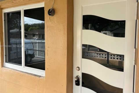 Снять в аренду виллу или дом в Майами, Флорида 1 спальня, 53.23м2, № 2006717 - фото 1