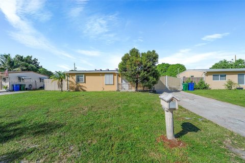 Villa ou maison à vendre à Margate, Floride: 3 chambres, 108.88 m2 № 2024877 - photo 2