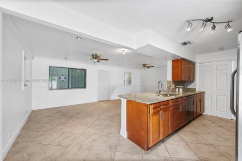 Villa ou maison à vendre à Margate, Floride: 3 chambres, 108.88 m2 № 2024877 - photo 11