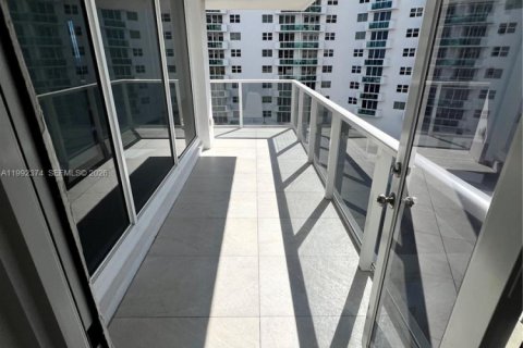 Copropriété à louer à Hollywood, Floride: 3 chambres, 173.54 m2 № 2255666 - photo 16