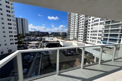 Copropriété à louer à Hollywood, Floride: 3 chambres, 173.54 m2 № 2255666 - photo 18
