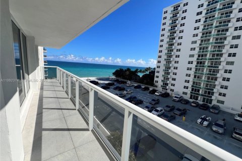 Copropriété à louer à Hollywood, Floride: 3 chambres, 173.54 m2 № 2255666 - photo 2