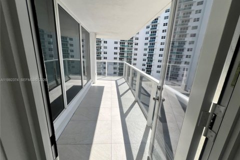 Copropriété à louer à Hollywood, Floride: 3 chambres, 173.54 m2 № 2255666 - photo 17
