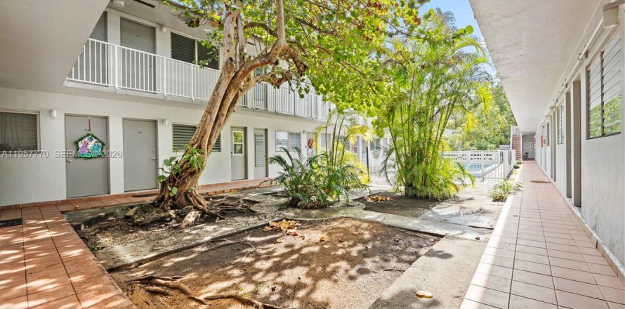 Apartment in Pinecrest, Florida 1 bedroom, 2588.26 sq.m. № 2030946