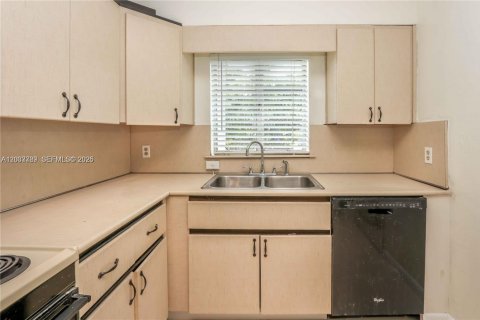 Casa en alquiler en Hollywood, Florida, 2 dormitorios, 222.59 m2 № 2078036 - foto 2