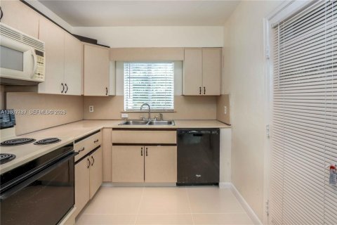 Casa en alquiler en Hollywood, Florida, 2 dormitorios, 222.59 m2 № 2078036 - foto 3