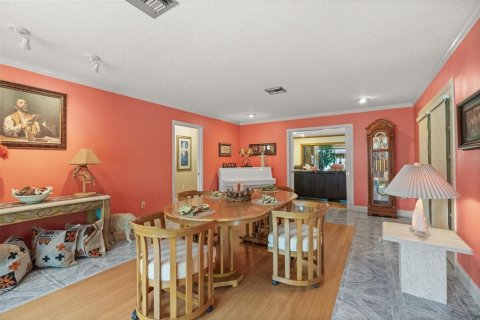 House in Leesburg, Florida 5 bedrooms, 410.72 sq.m. № 2105860 - photo 11