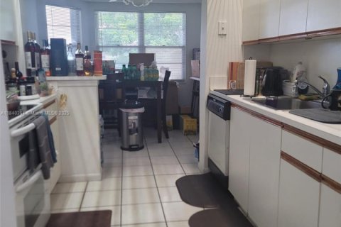 Купить кондоминиум в Пемброк-Пайнс, Флорида 2 спальни, 125.51м2, № 1960164 - фото 27