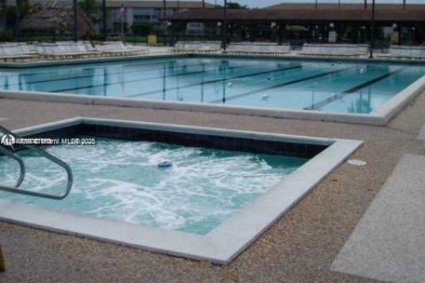 Купить кондоминиум в Пемброк-Пайнс, Флорида 2 спальни, 125.51м2, № 1960164 - фото 4