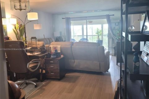 Купить кондоминиум в Пемброк-Пайнс, Флорида 2 спальни, 125.51м2, № 1960164 - фото 17