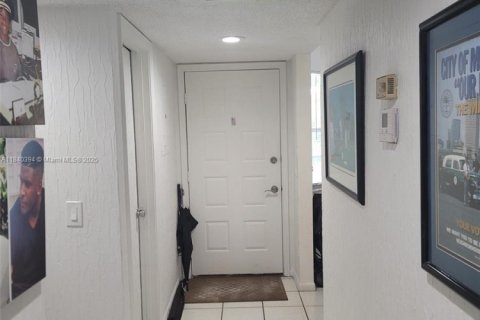 Купить кондоминиум в Пемброк-Пайнс, Флорида 2 спальни, 125.51м2, № 1960164 - фото 12