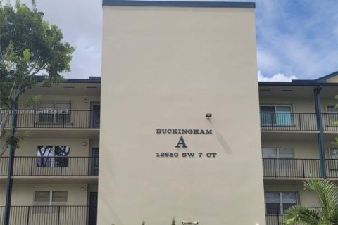 Купить кондоминиум в Пемброк-Пайнс, Флорида 2 спальни, 125.51м2, № 1960164 - фото 8