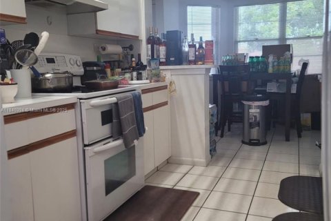 Купить кондоминиум в Пемброк-Пайнс, Флорида 2 спальни, 125.51м2, № 1960164 - фото 28