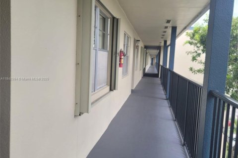 Купить кондоминиум в Пемброк-Пайнс, Флорида 2 спальни, 125.51м2, № 1960164 - фото 11