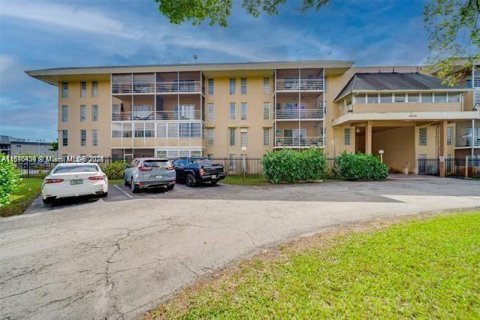 Condominio en venta en Lauderdale Lakes, Florida, 1 dormitorio, 78.97 m2 № 2077061 - foto 4