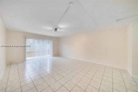 Condominio en venta en Lauderdale Lakes, Florida, 1 dormitorio, 78.97 m2 № 2077061 - foto 12