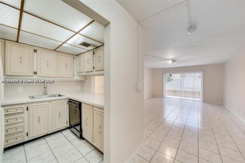 Condominio en venta en Lauderdale Lakes, Florida, 1 dormitorio, 78.97 m2 № 2077061 - foto 5