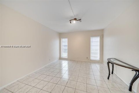 Condominio en venta en Lauderdale Lakes, Florida, 1 dormitorio, 78.97 m2 № 2077061 - foto 14