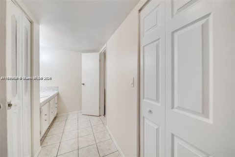 Condominio en venta en Lauderdale Lakes, Florida, 1 dormitorio, 78.97 m2 № 2077061 - foto 18