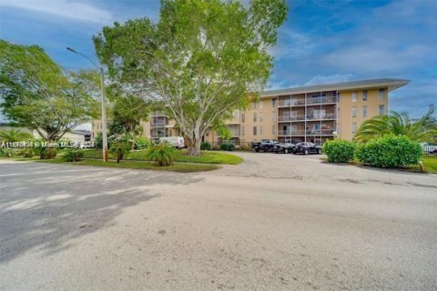 Condominio en Lauderdale Lakes, Florida, 1 dormitorio  № 2077061