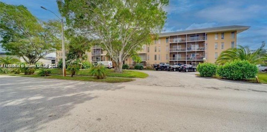 Condominio en Lauderdale Lakes, Florida, 1 dormitorio  № 2077061