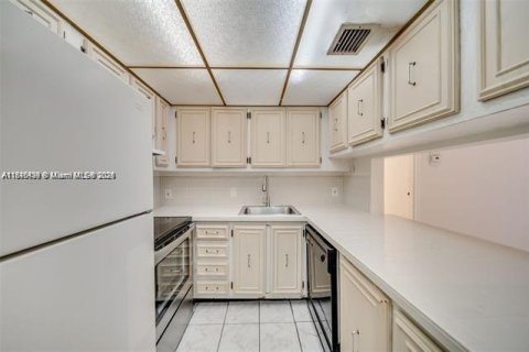 Condominio en venta en Lauderdale Lakes, Florida, 1 dormitorio, 78.97 m2 № 2077061 - foto 6