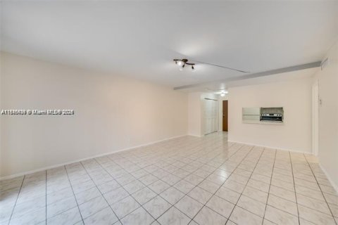 Condominio en venta en Lauderdale Lakes, Florida, 1 dormitorio, 78.97 m2 № 2077061 - foto 11