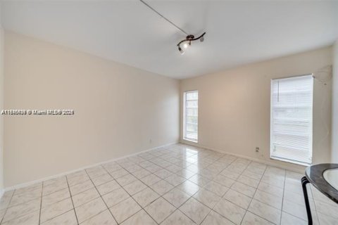 Condominio en venta en Lauderdale Lakes, Florida, 1 dormitorio, 78.97 m2 № 2077061 - foto 29