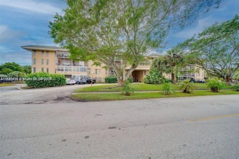 Condominio en venta en Lauderdale Lakes, Florida, 1 dormitorio, 78.97 m2 № 2077061 - foto 3