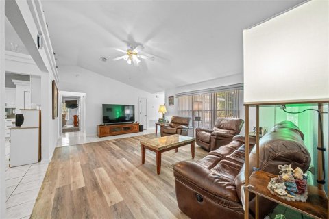 House in Silver Springs Shores, Florida 3 bedrooms, 204.11 sq.m. № 1243029 - photo 9
