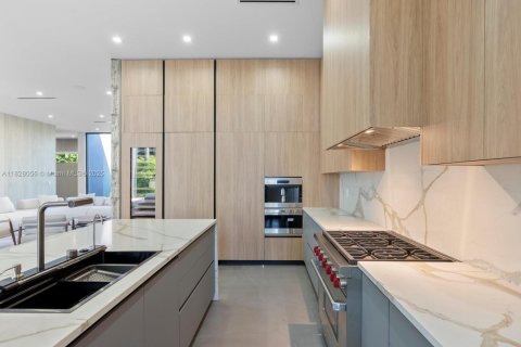 Купить виллу или дом в Майами, Флорида 5 спален, 378.95м2, № 1801177 - фото 21