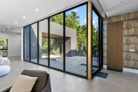 Купить виллу или дом в Майами, Флорида 5 спален, 378.95м2, № 1801177 - фото 9