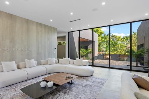 Купить виллу или дом в Майами, Флорида 5 спален, 378.95м2, № 1801177 - фото 13