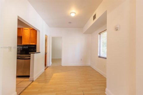 Снять в аренду квартиру в Майами, Флорида 2 спальни, 92.9м2, № 1992740 - фото 1