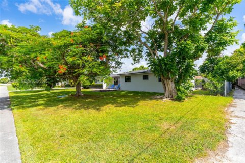 Casa en venta en Miami, Florida, 3 dormitorios, 153.29 m2 № 2280976 - foto 3