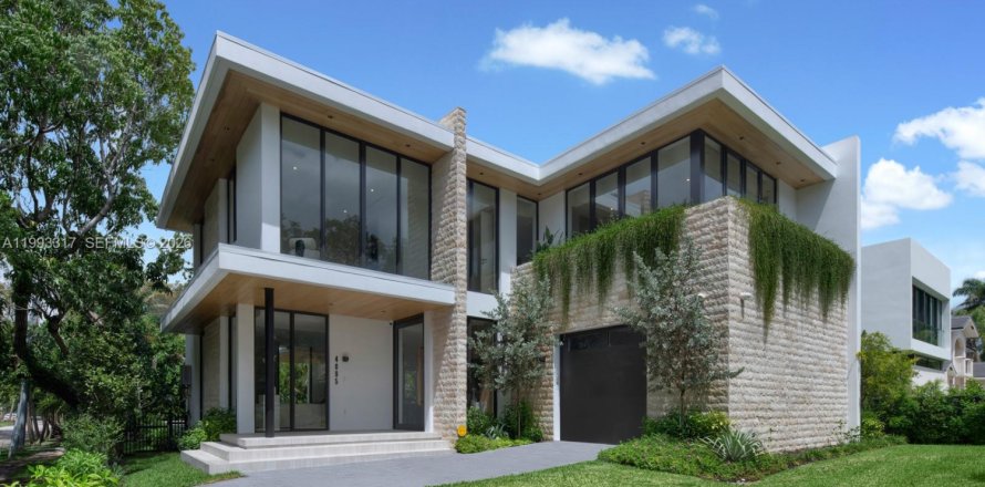 Дом в Майами, Флорида 5 спален, 347.08м2 № 2060305