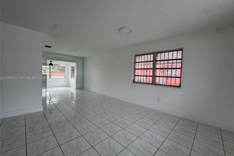 Casa en alquiler en Hialeah, Florida, 5 dormitorios, 187.66 m2 № 2393323 - foto 3