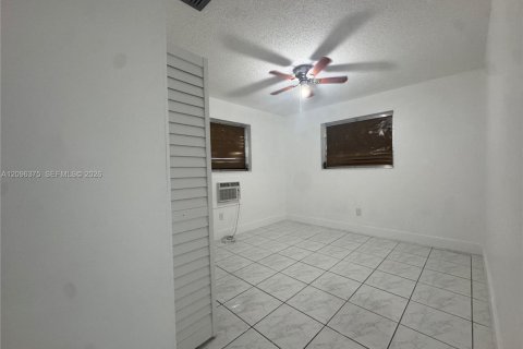 Casa en alquiler en Hialeah, Florida, 5 dormitorios, 187.66 m2 № 2393323 - foto 9