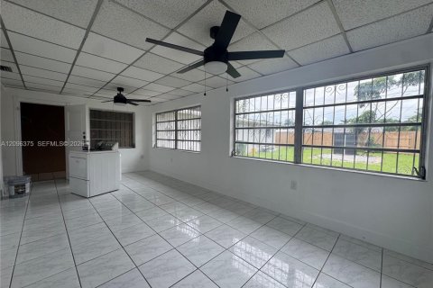 Casa en alquiler en Hialeah, Florida, 5 dormitorios, 187.66 m2 № 2393323 - foto 6
