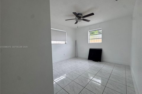Casa en alquiler en Hialeah, Florida, 5 dormitorios, 187.66 m2 № 2393323 - foto 8