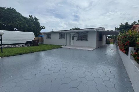 Casa en alquiler en Hialeah, Florida, 5 dormitorios, 187.66 m2 № 2393323 - foto 2
