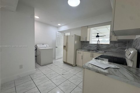 Casa en alquiler en Hialeah, Florida, 5 dormitorios, 187.66 m2 № 2393323 - foto 5