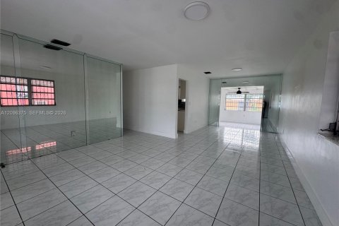 Casa en alquiler en Hialeah, Florida, 5 dormitorios, 187.66 m2 № 2393323 - foto 4